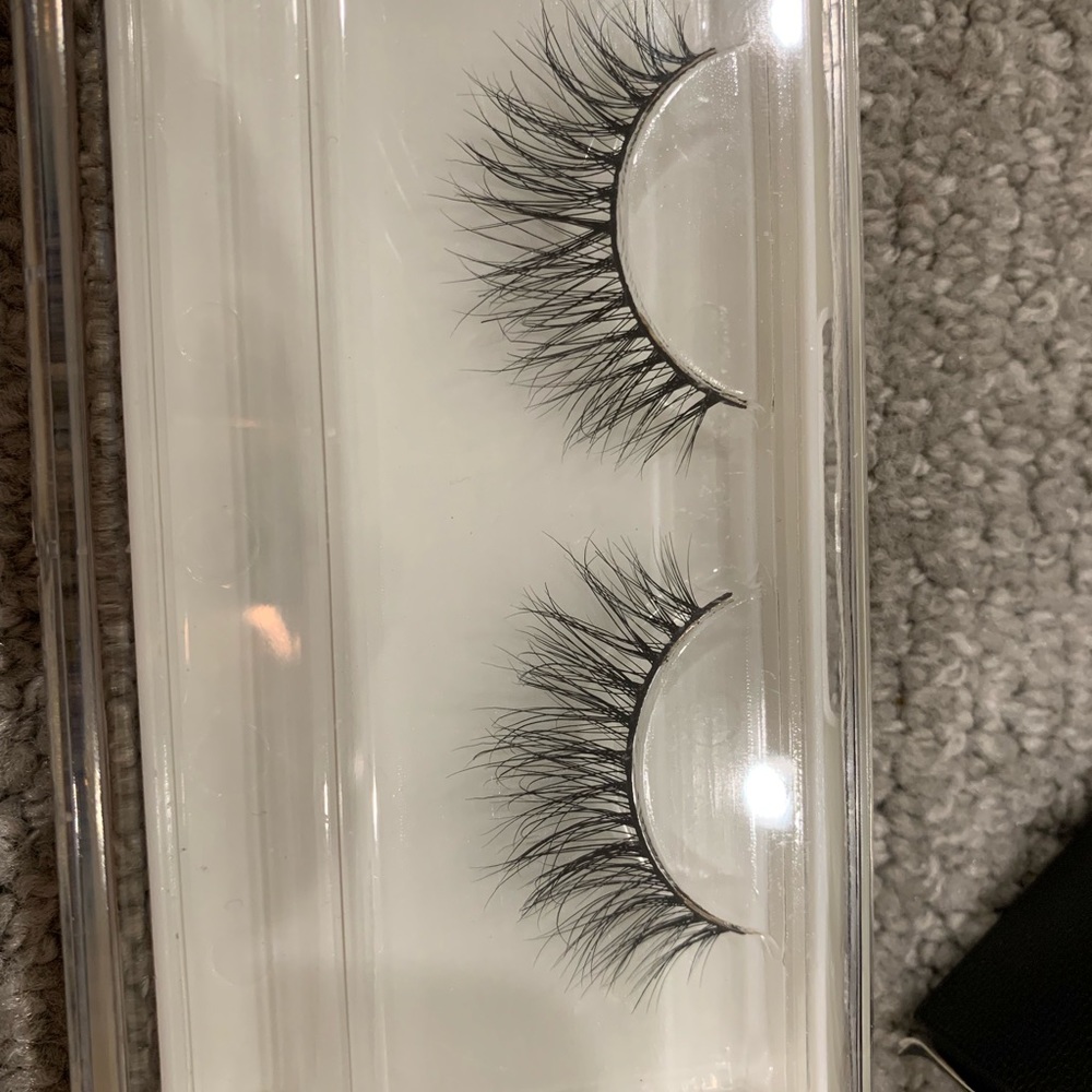 One Left! Luxury 3D Mink Lashes in style “Kate” - Picture 4 of 4